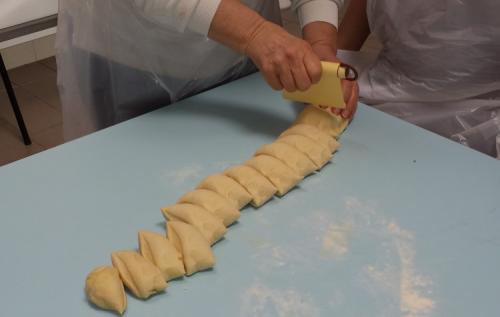 Impasto del pane tagliato a bocconcini