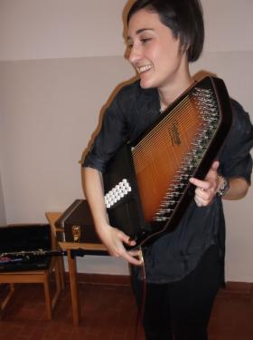 viene presentato lo strumento musicale autoharp