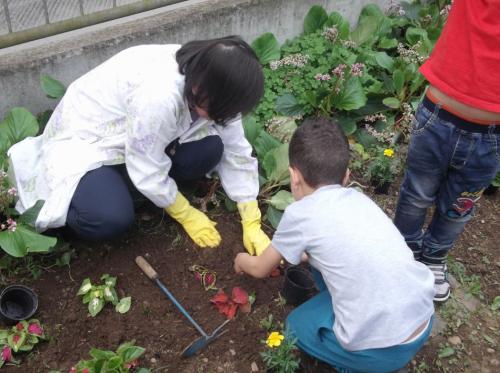 i bambini preparano il terreno