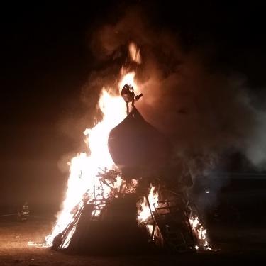 La Giöbia tra fuoco e fumo.