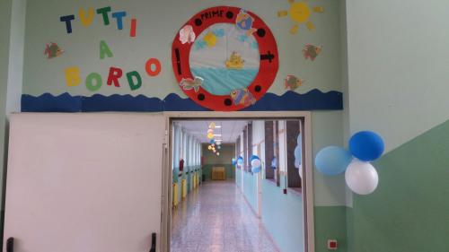 Il corridoio preparato per l'accoglienza delle classi prime