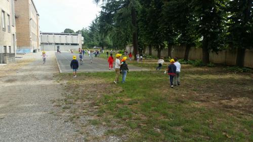 I bambini puliscono il giardino