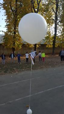 Un palloncino bianco fatto volare dai compagni delle terze per salutare Haris