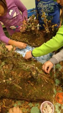 I bambini oltre al terreno aggiungono il muschio...  le foglie... i sassi...