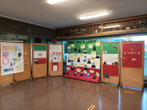 i pannelli della mostra allestita nell'atrio della scuola secondaria di Turbigo