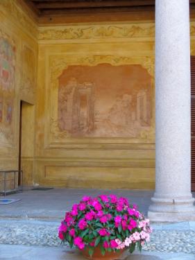 Lo stemma della famiglia Piatti nel muro di Palazzo De Cristoforis