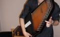 viene presentato lo strumento musicale autoharp